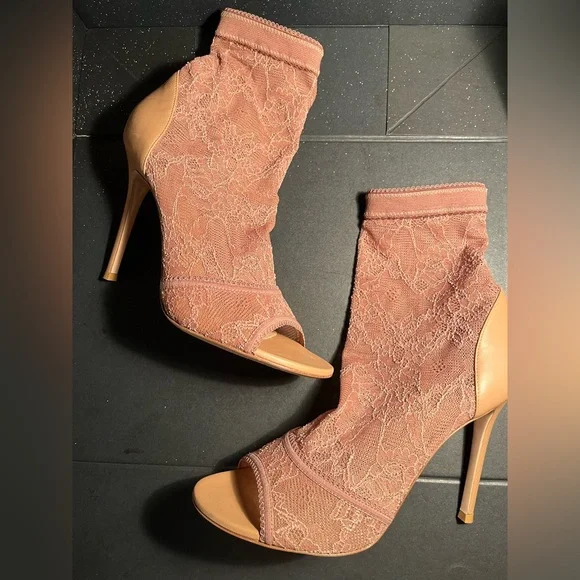 GIANVITO ROSSI - Nude Lace peep toe stiletto heels  size 9 1/2 - Picture 2 of 7
